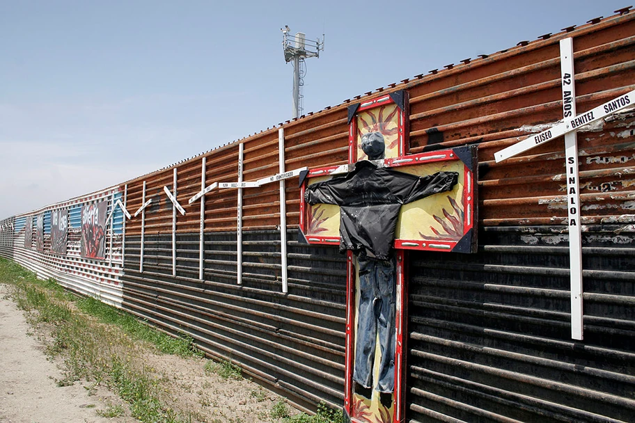 Die Grenze zwischen Mexiko und USA. Die Kreuze symbolisieren die unzähligen Todesopfer, die beim Versuch, über die Grenze zu kommen, verstorben sind.