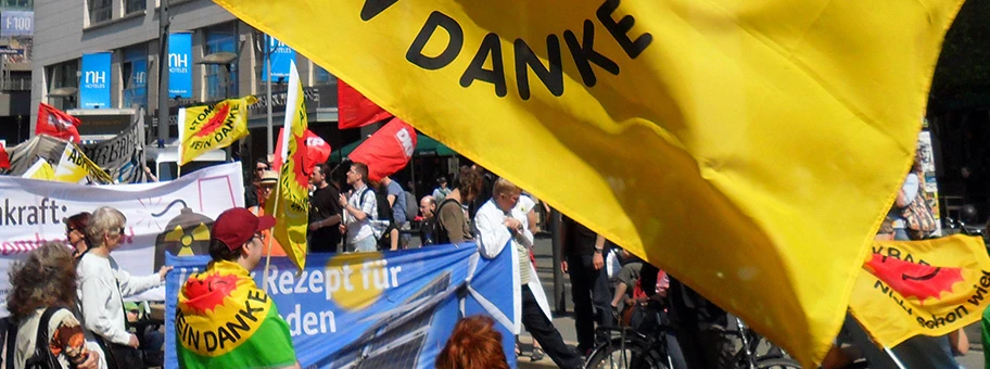 Flagge mit der Lachenden Sonne am Ostermarsch 2011 in Berlin.