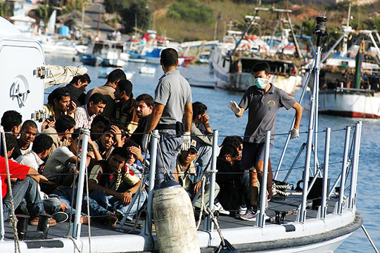 Flüchtlinge erreichen im August 2007 die italienische Insel Lampedusa.