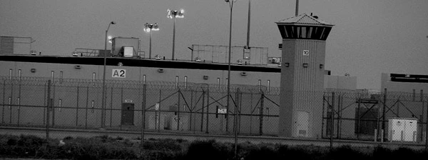 In den USA entscheidet eine Software vielerorts darüber, ob eine Haftstrafe auf Bewährung ausgesetzt wird oder nicht. Sie ermittelt unter anderem die Risikowahrscheinlichkeit, ob eine Person in naher Zukunft ein weiteres Verbrechen begehen wird und richtet danach ihre Entscheidung aus.