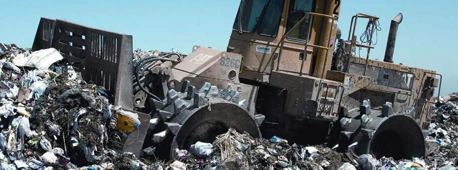 Ein Müllverdichter, auch Kompaktor, des Herstellers Caterpillar beim Einsatz auf einer australischen Deponie.