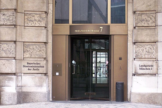 Eingang des Bayerischen Staatsministeriums der Justiz.