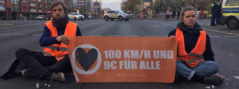 Strassenblockade der Letzten Generation auf der Landsberger Alle in Berlin am 28. Oktober2022.