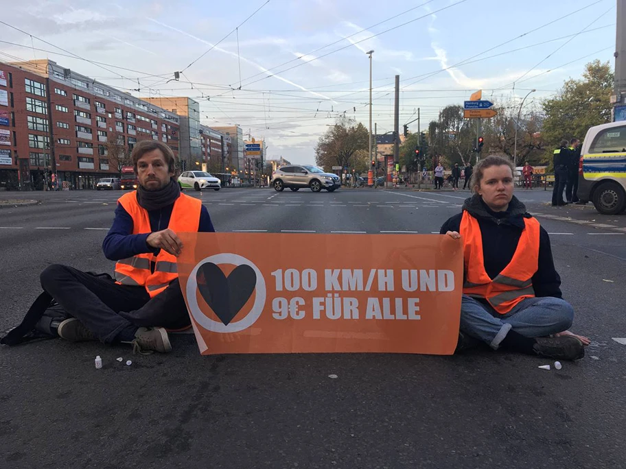 Strassenblockade der Letzten Generation auf der Landsberger Alle in Berlin am 28. Oktober2022.