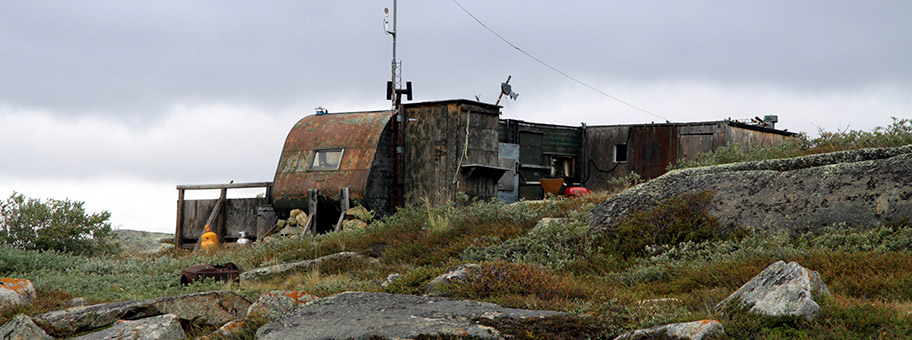Gebäude am Rande des Arctic Circle Trail.