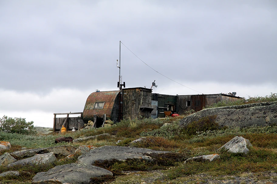 Gebäude am Rande des Arctic Circle Trail.