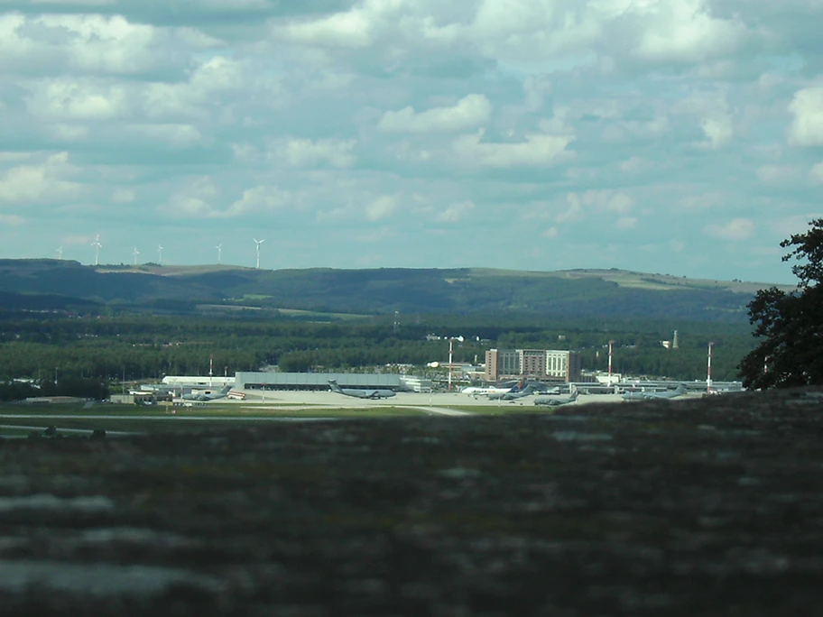 Die amerikanische Air Base Ramstein (Zentralgebäude mit Flugfeld), von Burg Nanstein aus gesehen.