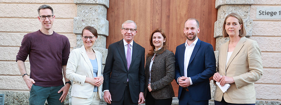 Landtagswahl 2023 am 23. April 2023 in Salzburg. Gruppenbild der Spitzenkandidaten nach der Bekanntgabe der ersten Ergebnisse. Im Bild v.l.: Kay-Michael Dankl (KPÖ), Landeshauptmann-Stellvertreterin Martina Berthold (GRÜNE), Landeshauptmann Wilfried Haslauer (ÖVP), Marlene Svazek (FPÖ), David Egger (SPÖ), Landesrätin Andrea Klambauer (NEOS).