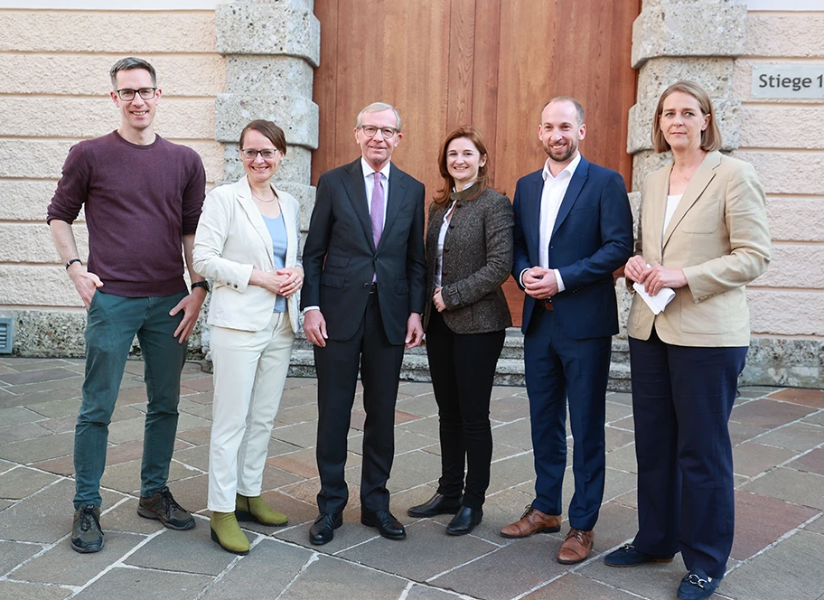 Landtagswahl 2023 am 23. April 2023 in Salzburg. Gruppenbild der Spitzenkandidaten nach der Bekanntgabe der ersten Ergebnisse. Im Bild v.l.: Kay-Michael Dankl (KPÖ), Landeshauptmann-Stellvertreterin Martina Berthold (GRÜNE), Landeshauptmann Wilfried Haslauer (ÖVP), Marlene Svazek (FPÖ), David Egger (SPÖ), Landesrätin Andrea Klambauer (NEOS).