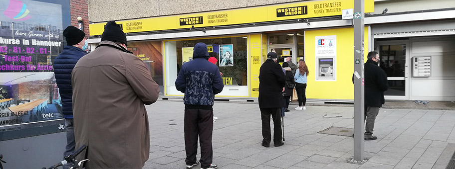 Schlange vor dem Geldüberweisungs-Dienstleister Western Union in Hannover, 31.