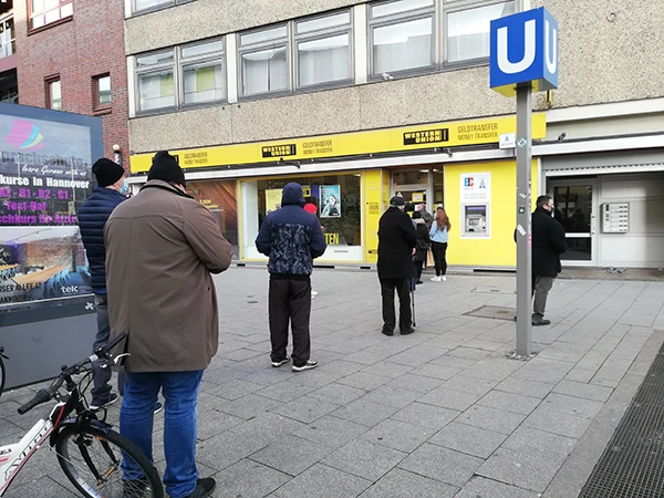 Schlange vor dem Geldüberweisungs-Dienstleister Western Union in Hannover, 31. Dezember 2020.