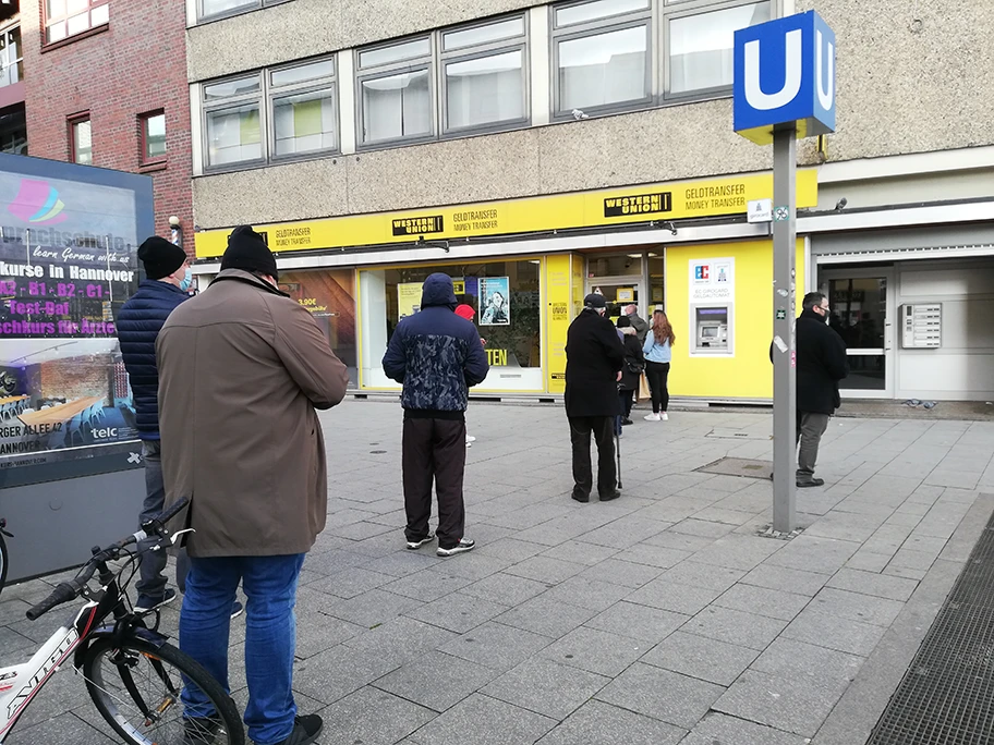 Schlange vor dem Geldüberweisungs-Dienstleister Western Union in Hannover, 31. Dezember 2020.