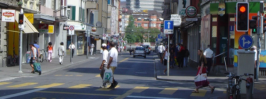 Die Langstrasse in Zürich an einem Sommertag.