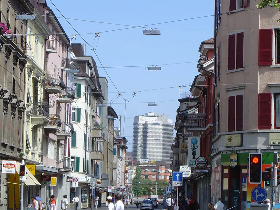 Die Langstrasse in Zürich an einem Sommertag.