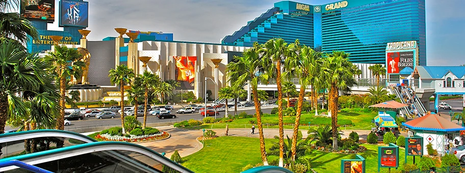 Grand Casino mit Nachtclubwerbung in Las Vegas, USA.