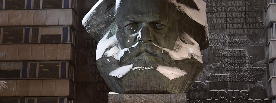 Karl Marx Monument (Nischl) in Chemnitz im Winter im Schnee in der Nacht.