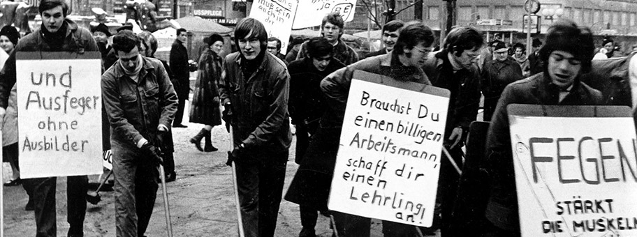 Lehrlingsdemonstration in der BRD. Hamburg November 1968, Fegeaktion auf der Mönckeberstrasse.