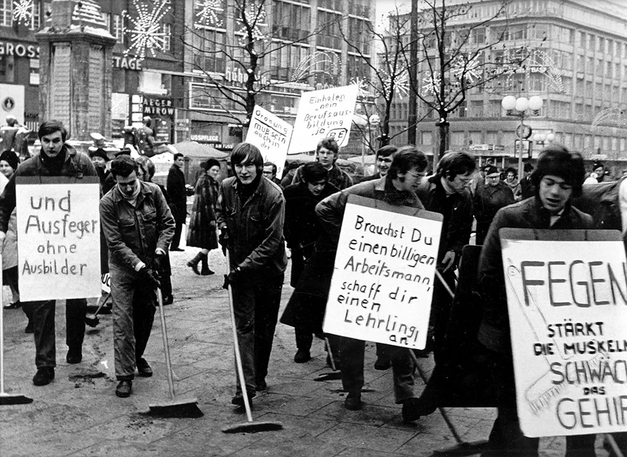 Lehrlingsdemonstration in der BRD. Hamburg November 1968, Fegeaktion auf der Mönckeberstrasse.