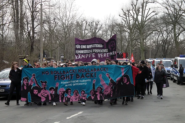 Demonstration "Feministischer Kampftag 2017" mit dem Motto "No Rollback! Hollaback! Fight Back! Feministische Kämpfe in die Offensive" in Leipzig.