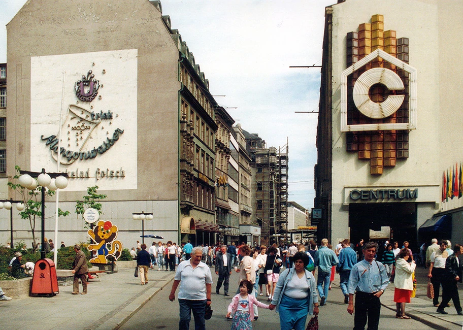 Leipzig, DDR, 1989, Petersstrasse, Blick in Richtung Markt.