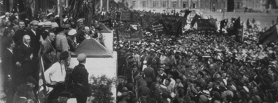 Lenin bei einer Rede in Petrograd, Juli 1920.