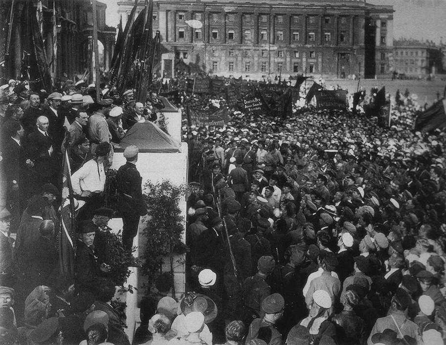 Lenin bei einer Rede in Petrograd, Juli 1920.