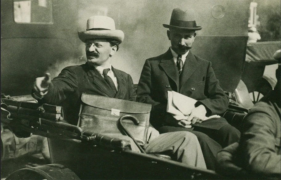 Leo Trotzki mit seinem Sekretär in Moskau, 1918