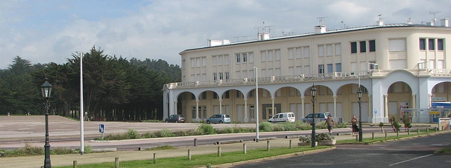 Platz mit altem Gebäude in Sables-d'Or-les-Pins, Frankreich.