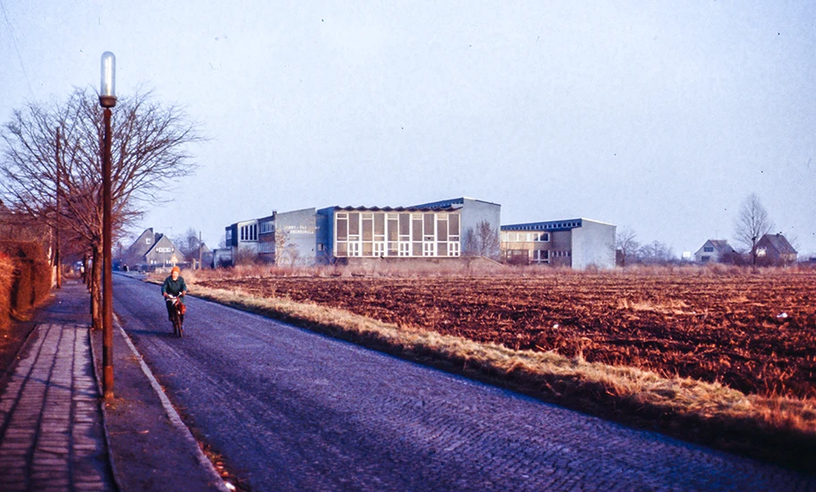 Ernst-Thälmann-Schule in Leuna, Sachsen, Dezember 1980.