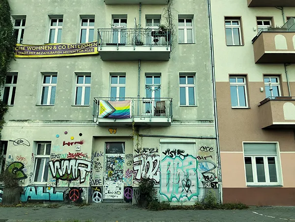 Transparent an einem Wohnhaus in Berlin-Lichtenberg: "Deutsche Wohnen & Co enteignen".