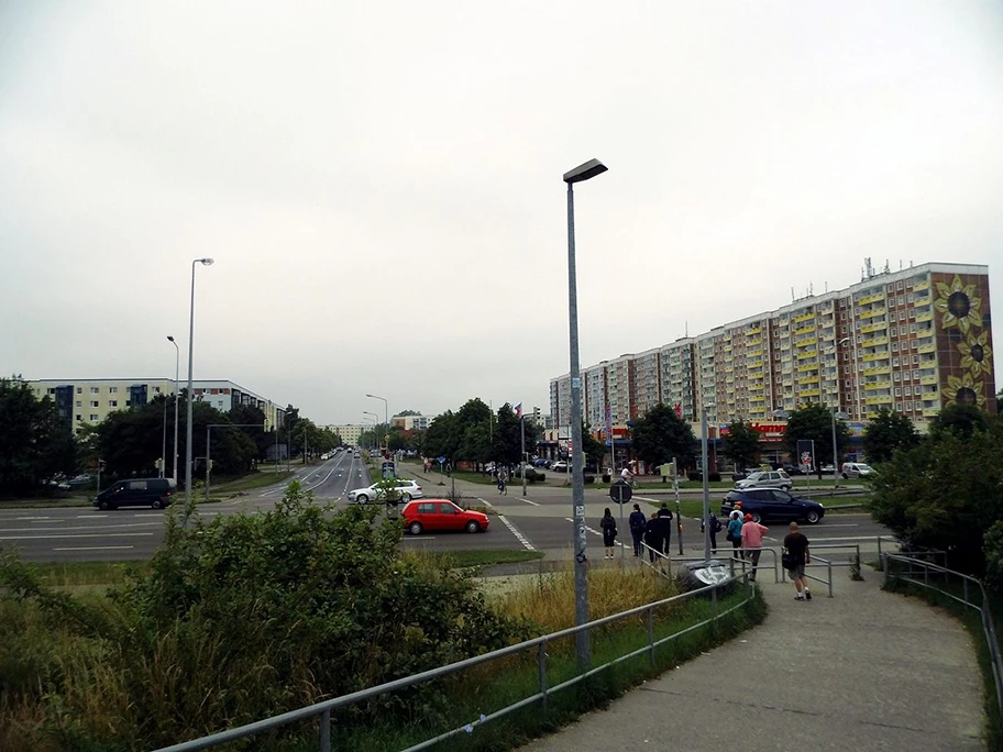 Lichtenhagens Kreuzung zentral von der S-Bahn-Brücke.