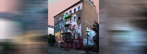 Das besetzte Haus Liebigstrasse 34 und Infoladen Daneben in Berlin-Friedrichshain.