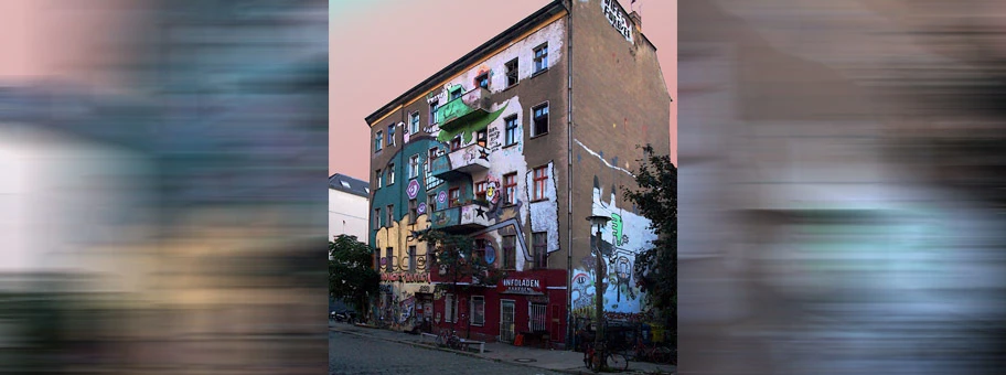 Das besetzte Haus Liebigstrasse 34 und Infoladen Daneben in Berlin-Friedrichshain.