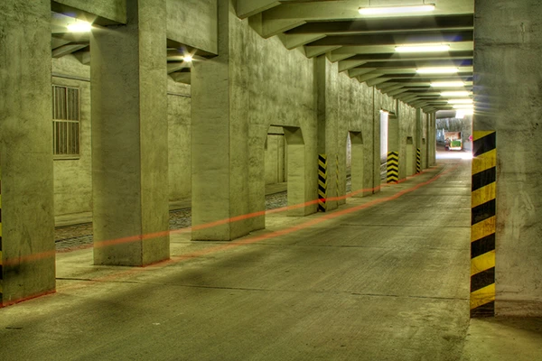 Kein Screenshot von einem Ego-Shooter. Untergrund von Berlin im Tempelhofer Flughafen.