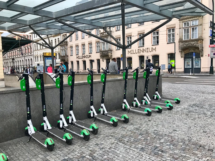 Schlechte Ökobilanz für E-Scooter. Im Folgenden die CO2-Emissionen in Gramm pro Person und Kilometer unter Einbeziehung der Lebensdauer inklusive Energieaufwand für Herstellung und Betrieb im Vergleich. Fahrrad - 5g. E-Bike - 25g. Dieselbus - 51g. E-Scooter - 126g. Auto - 257g.