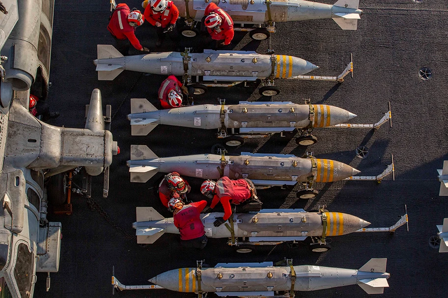US-Seeleute transportieren Munition auf dem Flugdeck des Flugzeugträgers der Nimitz-Klasse USS Abraham Lincoln (CVN 72) im Arabischen Meer, 27. Februar 2026.