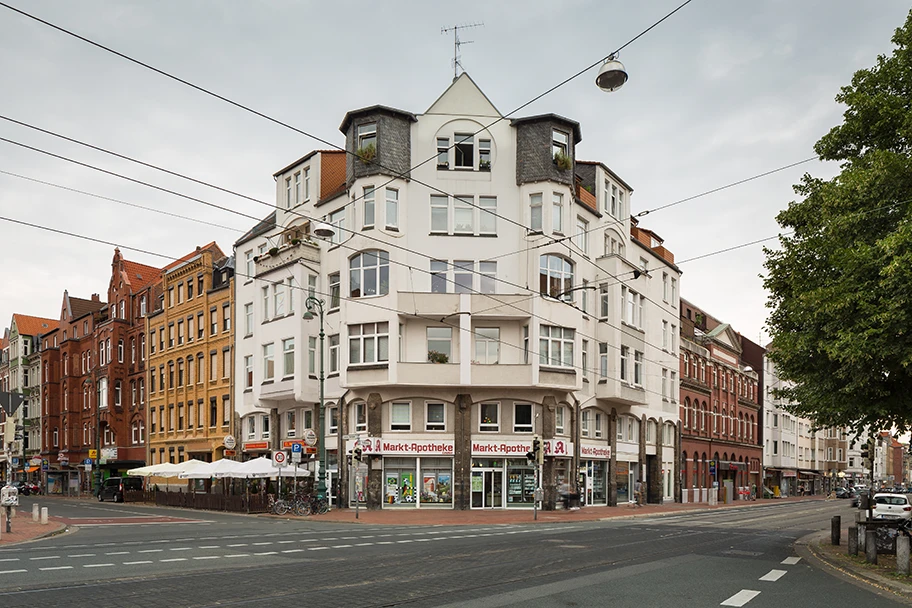 Wohnhäuser am Lindener Marktplatz in Hannover. Der linke Teil des weissen Hauses ist der Geburtsort der politische Theoretikerin Hannah Arendt.