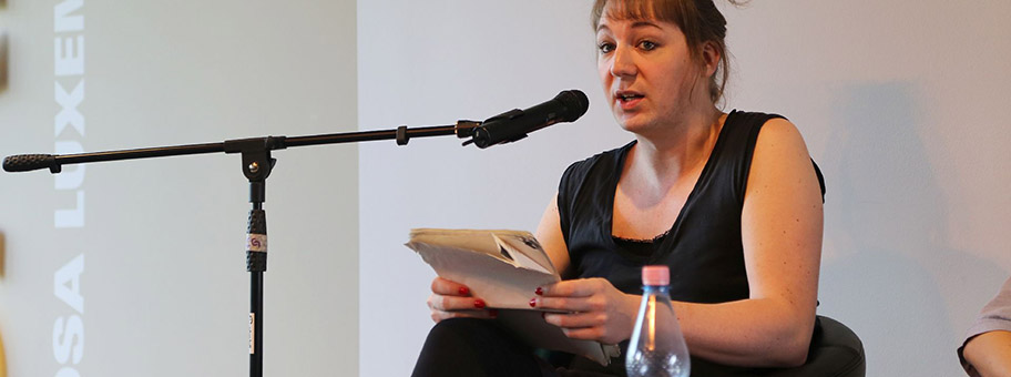 Bini Adamczak an einer Diskussion im Rahmen der Linken Woche der Zukunft, April 2015.