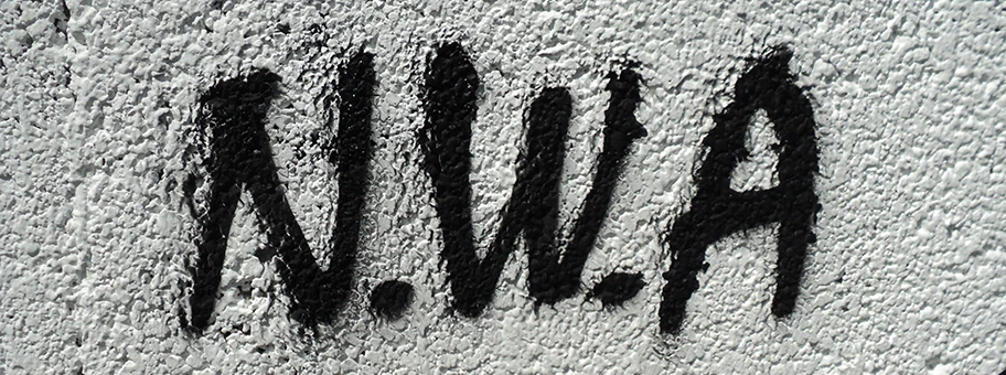 Graffiti an einer Wand - Das N.W.A. Logo.