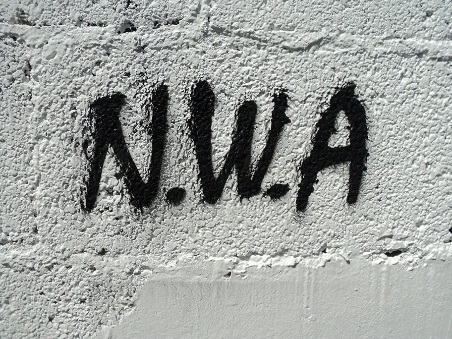 Graffiti an einer Wand - Das N.W.A. Logo.