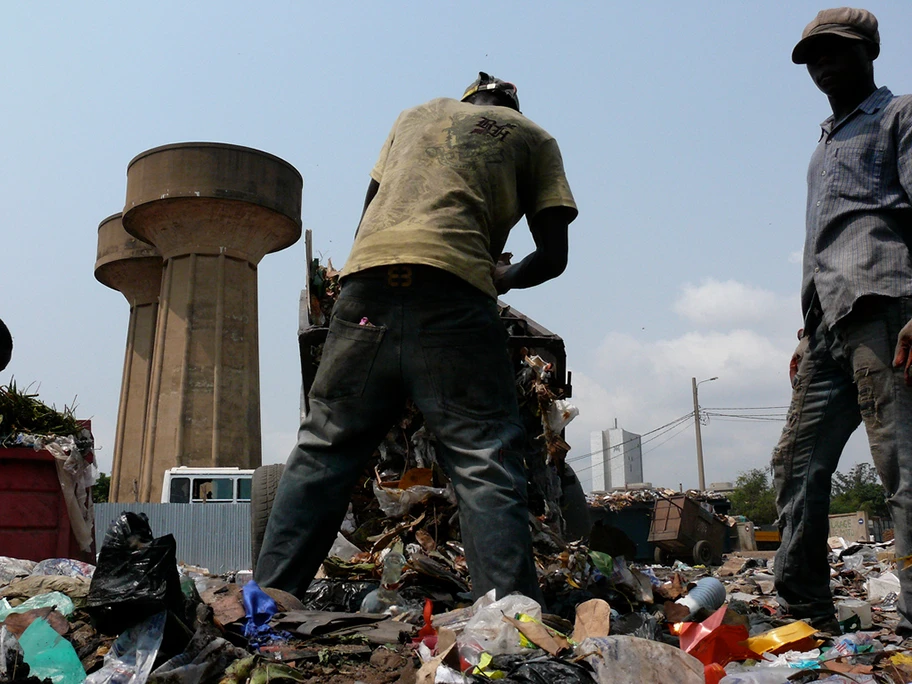 Müllverwertung im Zenrum von Lomé, der Hauptstadt von Togo.