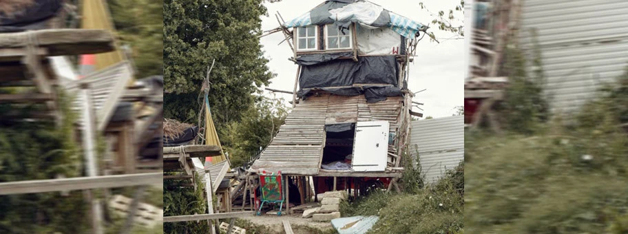 Ein selbstgebauter Beobachtungsturm der ZAD-Aktivisten.