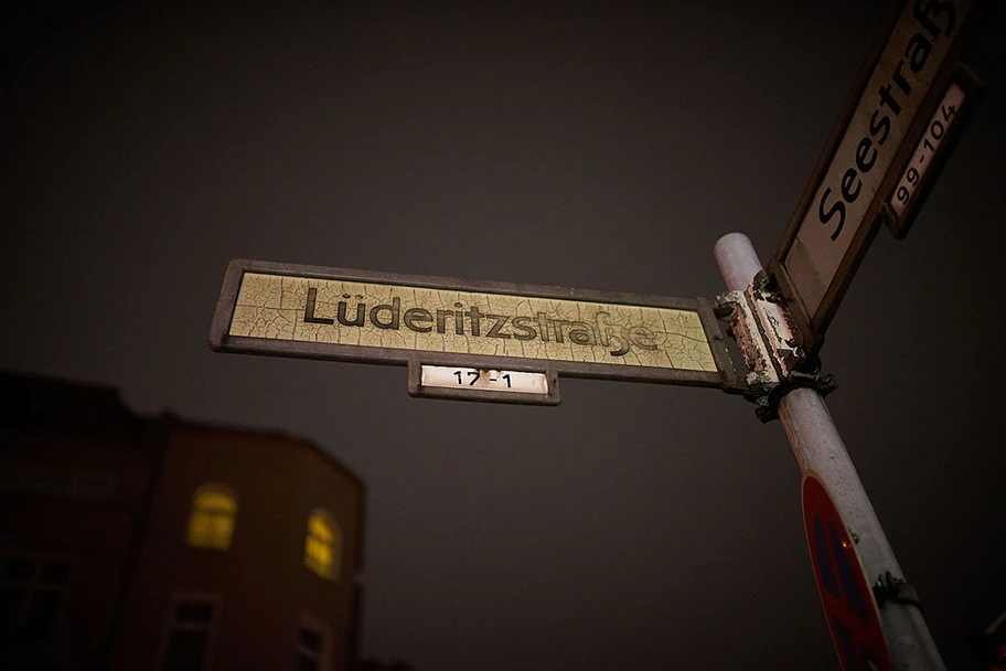 Strassenschild Lüderitzstrasse, Afrikanisches Viertel, Berlin-Wedding. Der Strassenname ehrt den Händler Adolf Lüderitz, der 1883 das Volk der Nama bei einem Landkauf betrog und so den Grundstein zur Kolonie Deutsch-Südwestafrika legte.