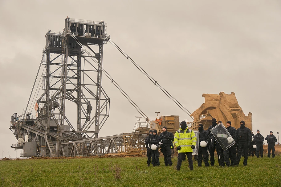 Polizisten vor einem Kohlebagger in Lützerath, 4. Januar 2023.