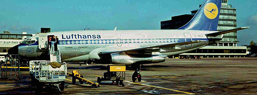 Die Landshut (hier 1975 am Flughafen Manchester), diejenige Maschine der Lufthansa, die am 13.