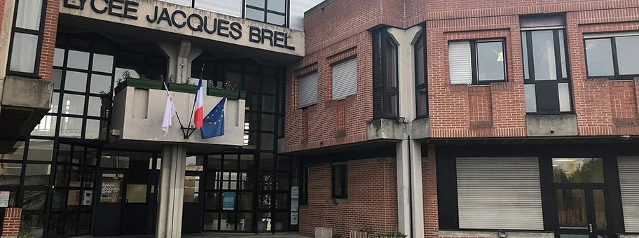 Lycée Jacques Brel in La Courneuve, Jeannes Arbeitsplatz und Einstiegsszene des Films.