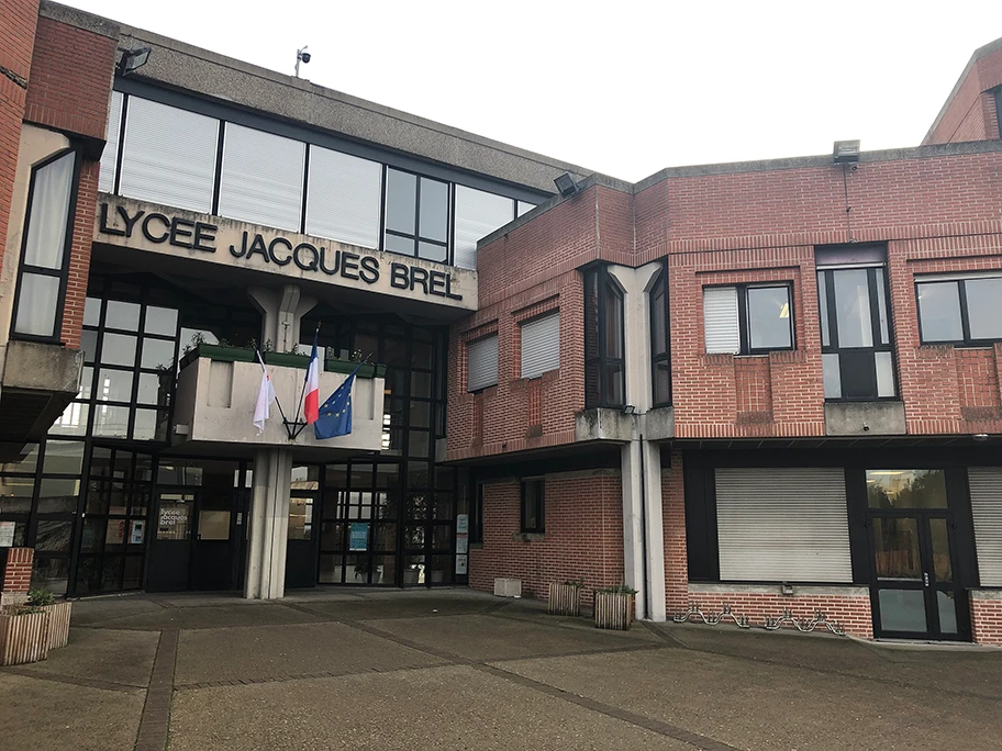 Lycée Jacques Brel in La Courneuve, Jeannes Arbeitsplatz und Einstiegsszene des Films.