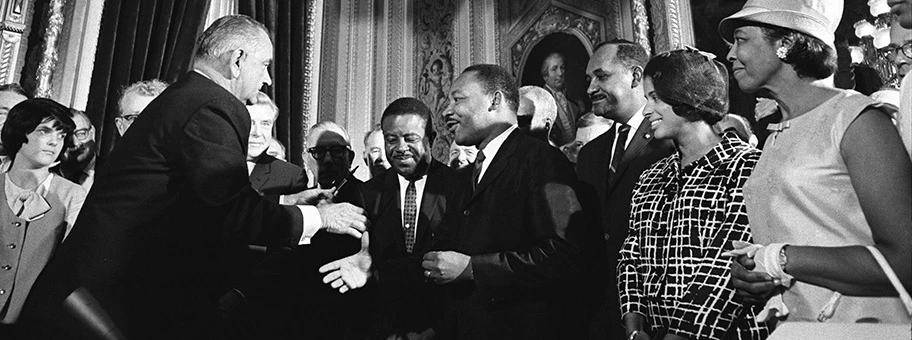 Historischer Wendepunkt - US-Präsident Lyndon B. Johnson und Martin Luther King unterschreiben 1965 im Weissen Haus den Voting Rights Act.