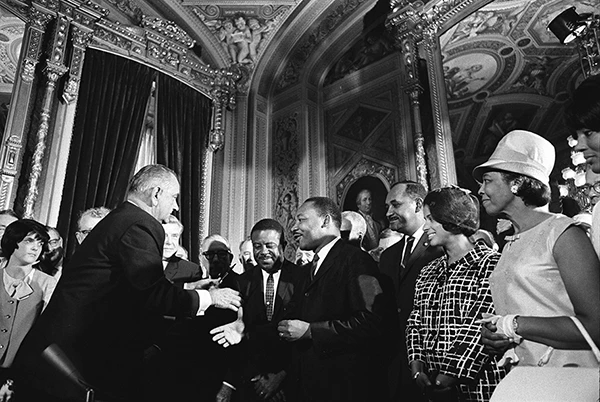 Historischer Wendepunkt - US-Präsident Lyndon B. Johnson und Martin Luther King unterschreiben 1965 im Weissen Haus den Voting Rights Act.