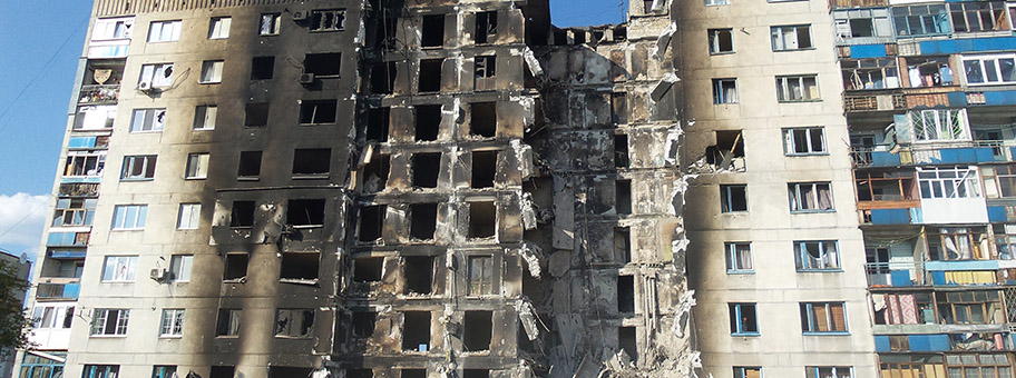 Im Krieg zerstörtes Wohnhaus in Lyssytschansk im August 2016.  Ліонкінг
